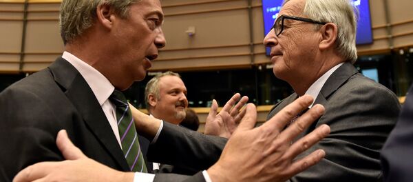 El Presidente de la Comisión Europea, Jean-Claude Juncker, (derecha) da bienvenida al líder del partido UKIP, Nigel Farage, en el Parlamento Europeo El Presidente de la Comisión Europea, Jean-Claude Juncker, (derecha) da bienvenida al líder del partido UKIP, Nigel Farage, en el Parlamento Europeo - Sputnik Mundo