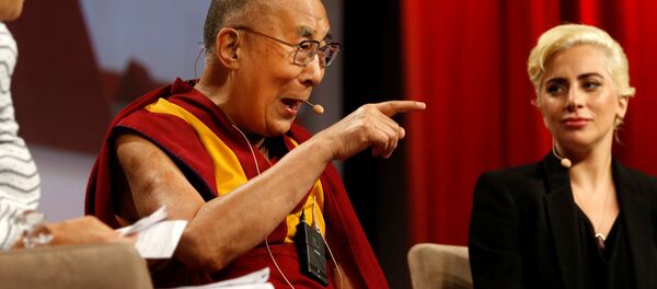 Lady Gaga durante su encuentro con el líder budista - Sputnik Mundo