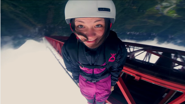 Una paracaidista rusa salta de un puente a pesar de la prohibición policial - Sputnik Mundo