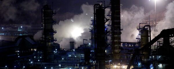 Una refinería de petróleo en Rusia - Sputnik Mundo