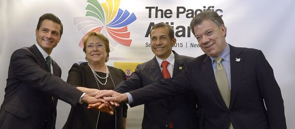 Jefes de Estado miembros de Alianza del Pacífico en 2015: Enrique Peña, Michelle Bachelet, Ollanta Humala, Juan Manuel Santos - Sputnik Mundo