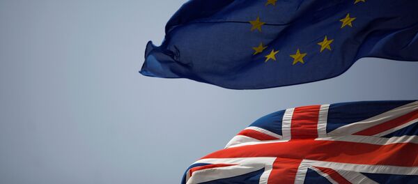 Banderas de la UE y del Reino Unido - Sputnik Mundo