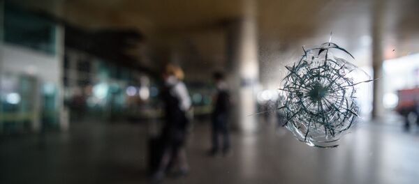 Impacto de una bala en el aeropuerto Ataturk - Sputnik Mundo