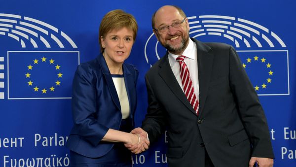 La primera ministra de Escocia, Nicola Sturgeon, y el presidente del Parlamento Europeo, Martin Schulz La primera ministra de Escocia, Nicola Sturgeon, y el presidente del Parlamento Europeo, Martin Schulz - Sputnik Mundo
