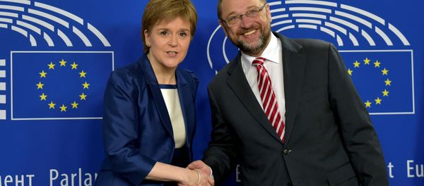 La primera ministra de Escocia, Nicola Sturgeon, y el presidente del Parlamento Europeo, Martin Schulz La primera ministra de Escocia, Nicola Sturgeon, y el presidente del Parlamento Europeo, Martin Schulz - Sputnik Mundo