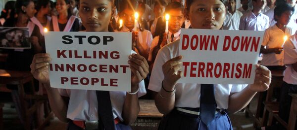 Niñas de una escuela con carteles en apoyo de las víctimas del atentado terrorista en el aeropuerto Ataturk - Sputnik Mundo