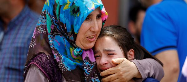 Las familiares de una víctima del atentado en Estambul - Sputnik Mundo