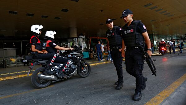 Patrulla policial en frente del aeropuerto  Ataturk - Sputnik Mundo