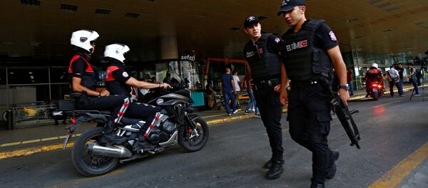 Patrulla policial en frente del aeropuerto  Ataturk - Sputnik Mundo