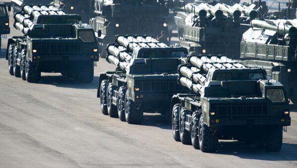 Lanzacohetes múltiple ruso BM-30 Smerch, maniobras (archivo) - Sputnik Mundo