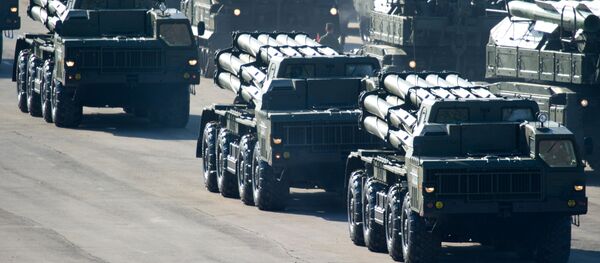 Lanzacohetes múltiple ruso BM-30 Smerch, maniobras (archivo) - Sputnik Mundo