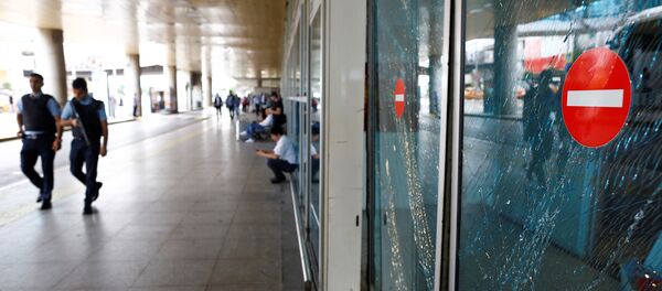 Policías en el aeropuerto Ataturk tras el atentado - Sputnik Mundo