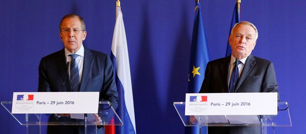 El encuentro entre el ministro de Exteriores ruso, Serguéi Lavrov  y el canciller francés, Jean-Marc Ayrault en París - Sputnik Mundo