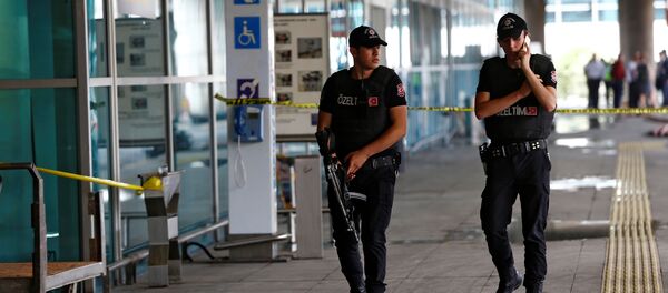 Policias patrullan el aeropuerto de Ataturk en Estambul, 29 de junio del 2016. - Sputnik Mundo