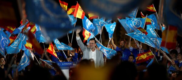 Mariano Rajoy, actual presidente en funciones y líder del Partido Popular,  y los partidarios del PP - Sputnik Mundo