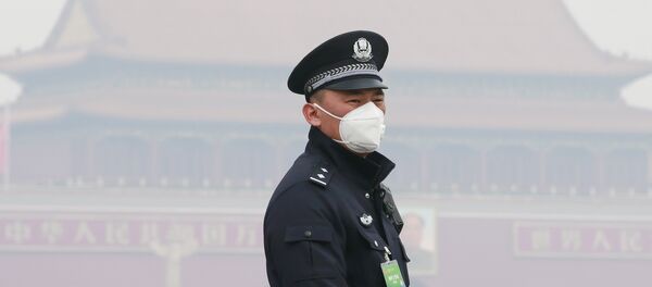 Policía chino con una máscara respiratoria - Sputnik Mundo