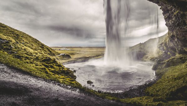 Una cascada en Islandia - Sputnik Mundo