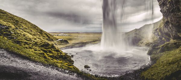 Una cascada en Islandia - Sputnik Mundo