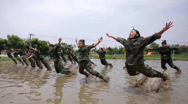 El duro entrenamiento de las azafatas chinas El duro entrenamiento de las azafatas chinas - Sputnik Mundo