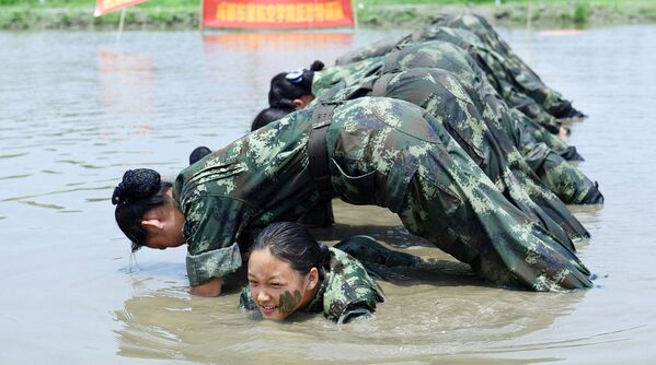 El duro entrenamiento de las azafatas chinas El duro entrenamiento de las azafatas chinas - Sputnik Mundo