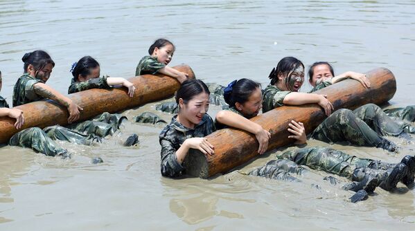 El duro entrenamiento de las azafatas chinas El duro entrenamiento de las azafatas chinas - Sputnik Mundo