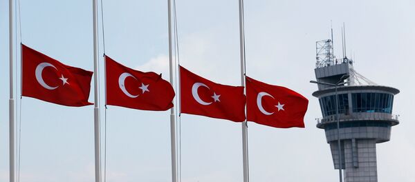 Las banderas de Turquía en el aeropuerto Ataturk - Sputnik Mundo