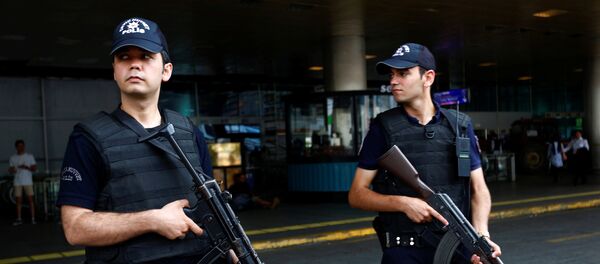 Policías turcos en el aeropuerto Ataturk - Sputnik Mundo