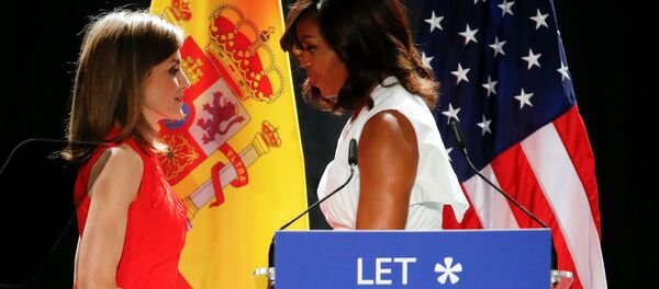 Michelle Obama, primera dama estadounidense, y Letizia, Reina de España durante la presentación de la iniciativa 'Lets Girls Learn' - Sputnik Mundo