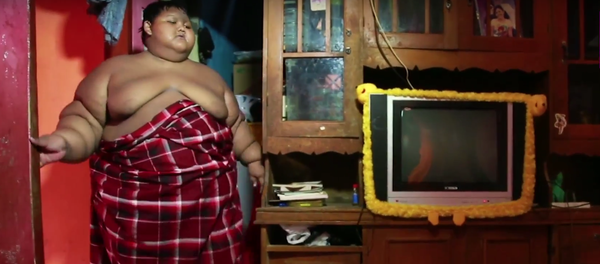 Arya Permana, un niño indonesio que pesa 192 kilos - Sputnik Mundo