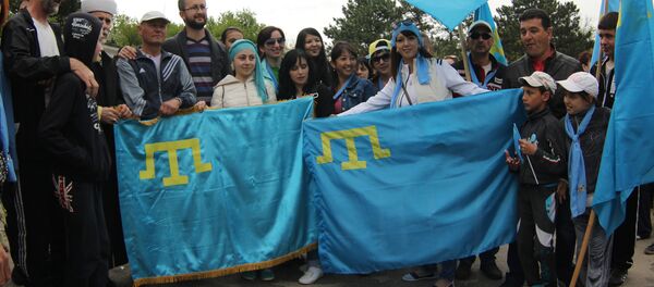 Gente con banderas de los tártaros de Crimea - Sputnik Mundo