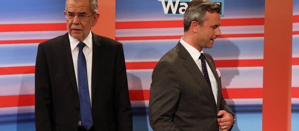 Alexander Van der Bellen y Norbert Hofer durante la campaña electoral en Austria Alexander Van der Bellen y Norbert Hofer durante la campaña electoral en Austria - Sputnik Mundo