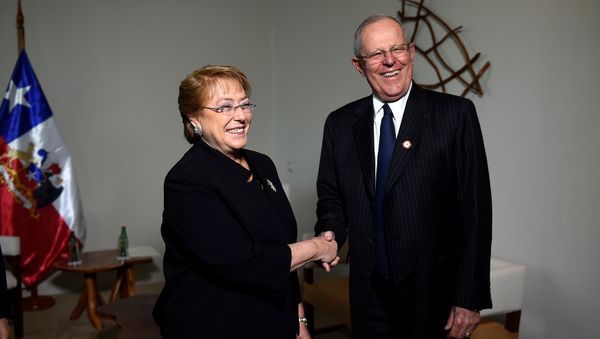 La presidenta de Chile, Michelle Bachelet, con el presidente de Perú, Pedro Pablo Kuczynski La presidenta de Chile, Michelle Bachelet, con el presidente de Perú, Pedro Pablo Kuczynski - Sputnik Mundo