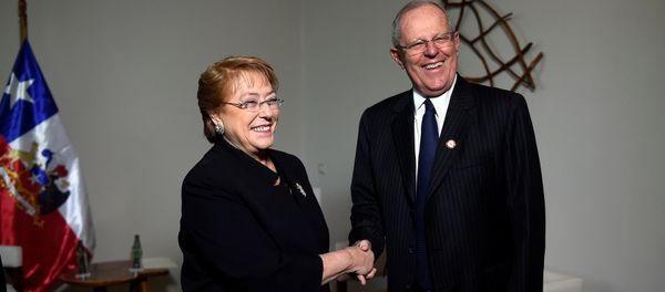 La presidenta de Chile, Michelle Bachelet, con el presidente de Perú, Pedro Pablo Kuczynski La presidenta de Chile, Michelle Bachelet, con el presidente de Perú, Pedro Pablo Kuczynski - Sputnik Mundo