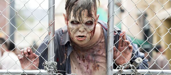 Un hombre vestido de zombi - Sputnik Mundo
