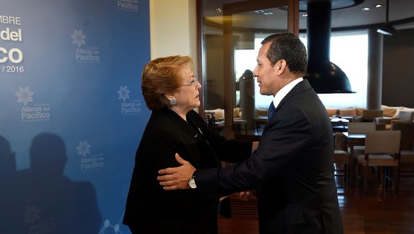 La presidenta de Chile, Michelle Bachelet, y el presidente de Perú, Ollanta Humala La presidenta de Chile, Michelle Bachelet, y el presidente de Perú, Ollanta Humala - Sputnik Mundo