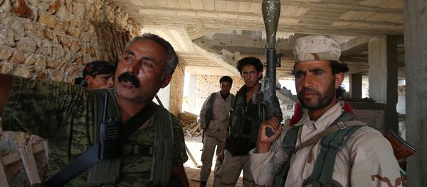 Fighters of the Syria Democratic Forces (SDF) stand inside a building near Manbij, in Aleppo Governorate, Syria, June 17, 2016 - Sputnik Mundo