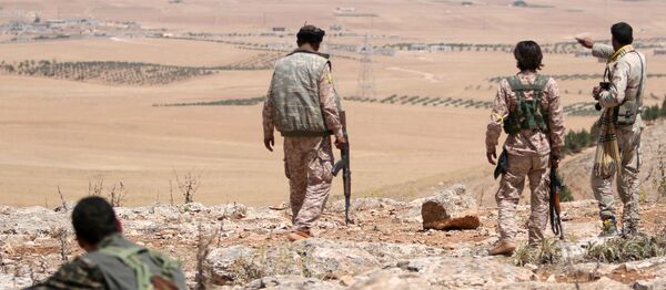 Fighters of the Manbij military council take an overwatch position in the southern rural area of Manbij, in Aleppo Governorate, Syria June 1, 2016 - Sputnik Mundo