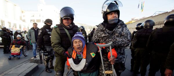 Choques entre la policía y personas con discapacidad en La Paz - Sputnik Mundo