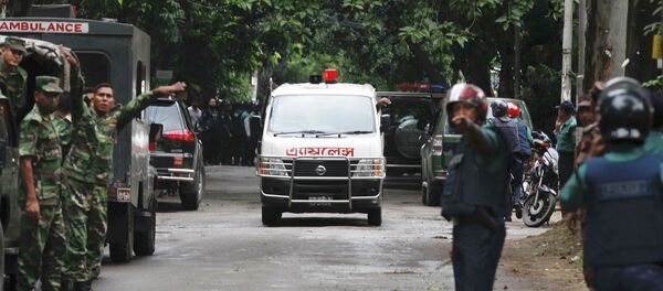 Los médicos trabajan en el lugar del ataque terrorista en Daca, 2 de julio de 2016 - Sputnik Mundo