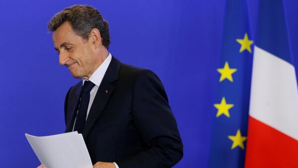 Nicolas Sarkozy, head of France's Les Republicains political party and former French president, holds notes after he made a statement following Britain's referendum results to leave the European Union, at his party's headquarters in Paris, France, June 24, 2016. - Sputnik Mundo