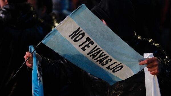 Fans of Argentine football star Lionel Messi rally under the rain asking for his return to the national team at the Obelisco in Buenos Aires on July 2, 2016. - Sputnik Mundo