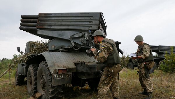 Ukrainian army reservists prepare a Grad multiple rocket launcher system during military exercise at a shooting range near the village of Goncharivske in Chernihiv region, Ukraine, June 22, 2016. - Sputnik Mundo