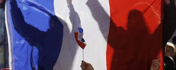 French fans hold their national flag while cheering for France's medalists in the men's skicross during their medals ceremony at the 2014 Winter Olympics, Thursday, Feb. 20, 2014, in Sochi, Russia. - Sputnik Mundo