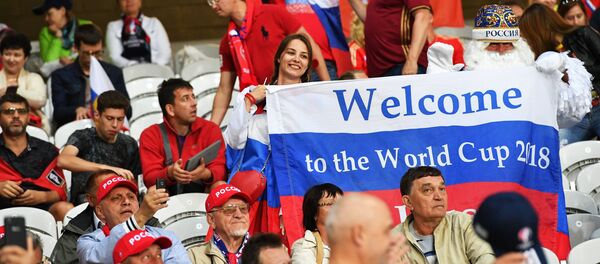 Hinchas con la bandera de Rusia y la inscripción: Bienvenidos al Mundial de Fútbol 2018 Hinchas con la bandera de Rusia y la inscripción: Bienvenidos al Mundial de Fútbol 2018 - Sputnik Mundo