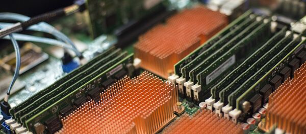 Parte de la placa del sistema del servidor de producción rusa sobre la base de la plataforma Elbrús Parte de la placa del sistema del servidor de producción rusa sobre la base de la plataforma Elbrús - Sputnik Mundo