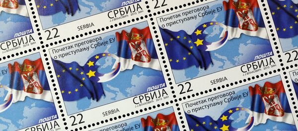 Sellos postales con las banderas de la UE y Serbia Sellos postales con las banderas de la UE y Serbia - Sputnik Mundo