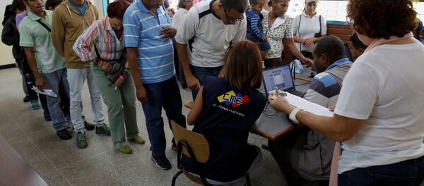 Proceso de verificación de las firmas para el referendo revocatorio contra Nicolás Maduro - Sputnik Mundo