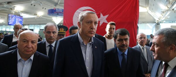 Recep Tayiip Erdogan, el presidente de Turquía, en el aeropuerto Ataturk en Estambul - Sputnik Mundo