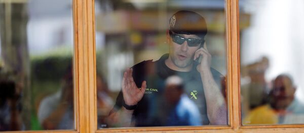 La Guardia Civil durante una redada en el ayuntamiento de Torrejon de Ardoz cerca de Madrid - Sputnik Mundo