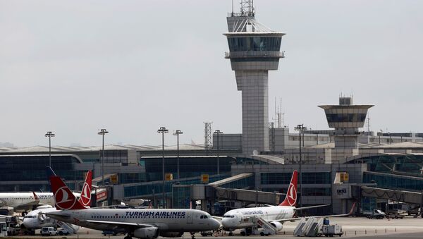 A Turkish Airlines aircraft taxis at Ataturk International Airport in Istanbul - Sputnik Mundo